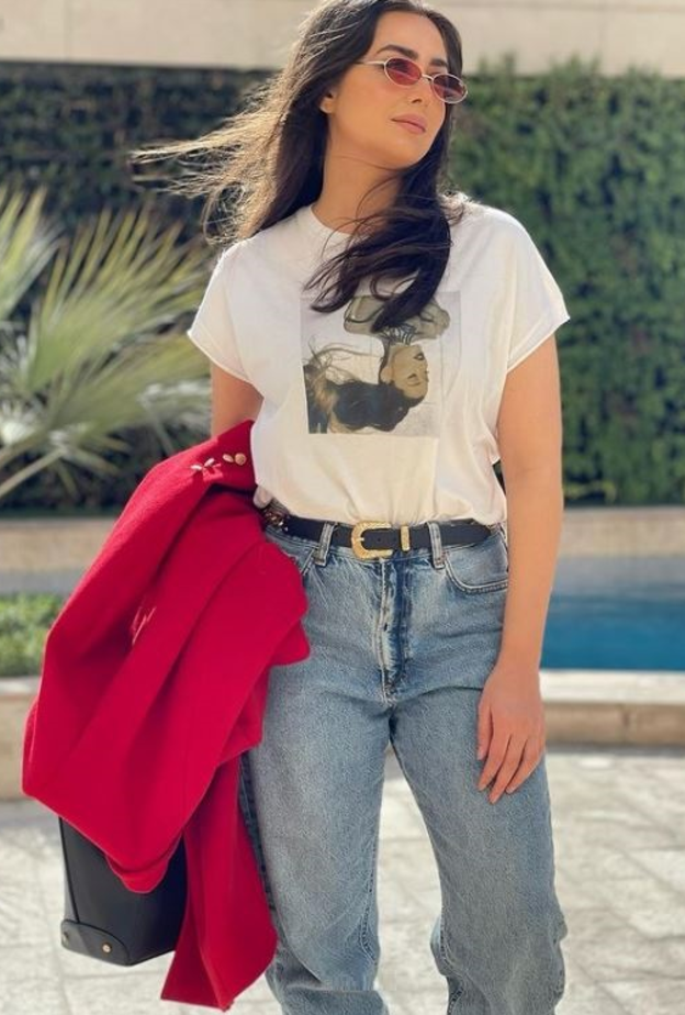 نسّقي البليزر باللون الأحمر مع التيشيرت الأبيض والبنطلون الدنيم بقصة الخصر العالي