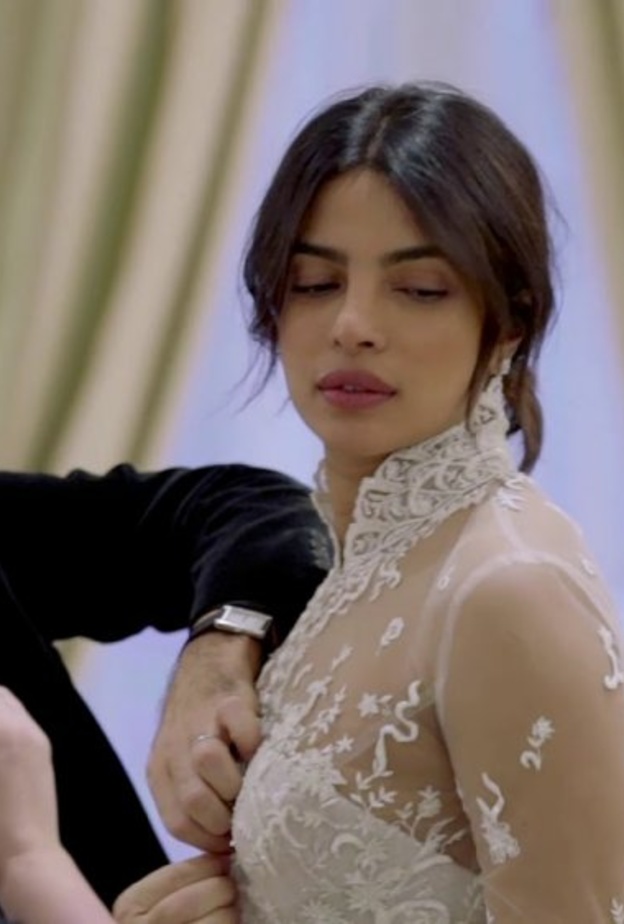 بريانكا تشوبرا عانت من آلام في عنقها بسبب فستان زفافها