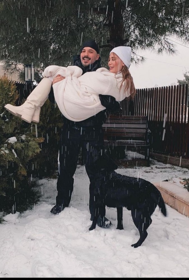 سلاف فواخرجي مع عائلتها تستمتع بالثلوج