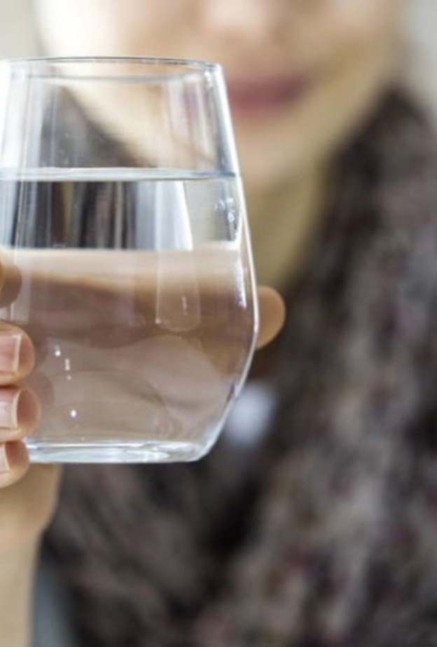 هل شرب الماء بكثرة يفيد في الحماية من فيروس كورونا الجديد