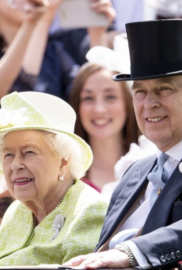 الأمير أندرو أول أبناء الملكة ولادة بعد التتويج