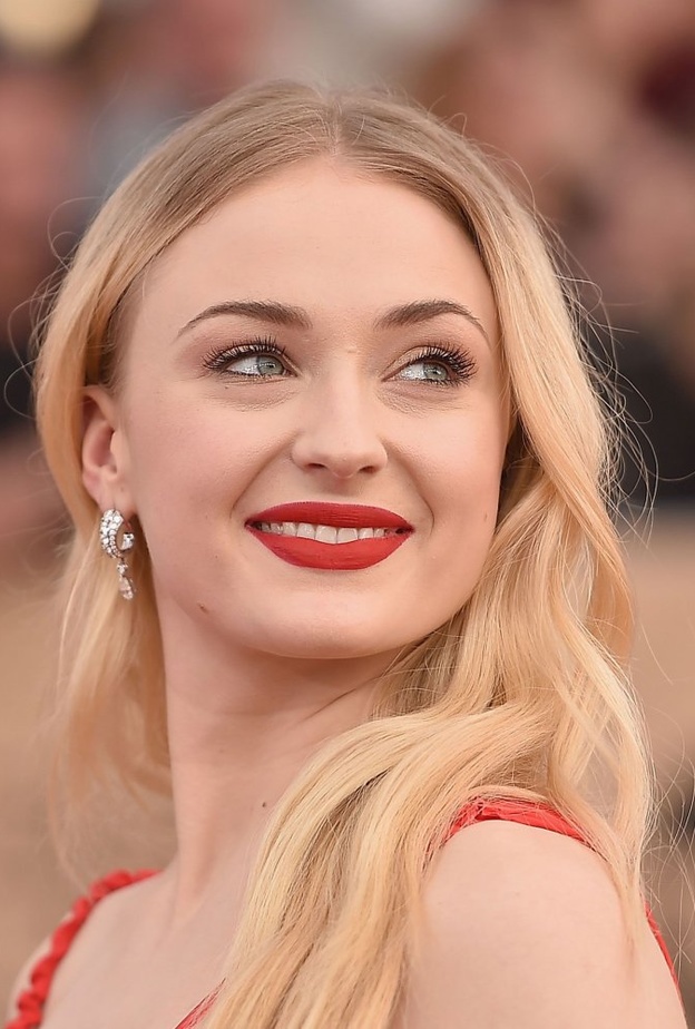 إطلالة كلاسيكية أنثوية للغاية على طريقة صوفي