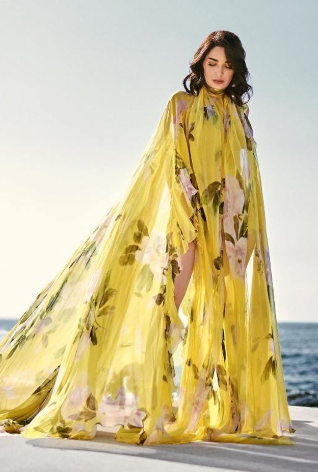 بدت سيرين عبد النور ساحرة بإطلالة ربيعية من مجموعة دار فالنتينو