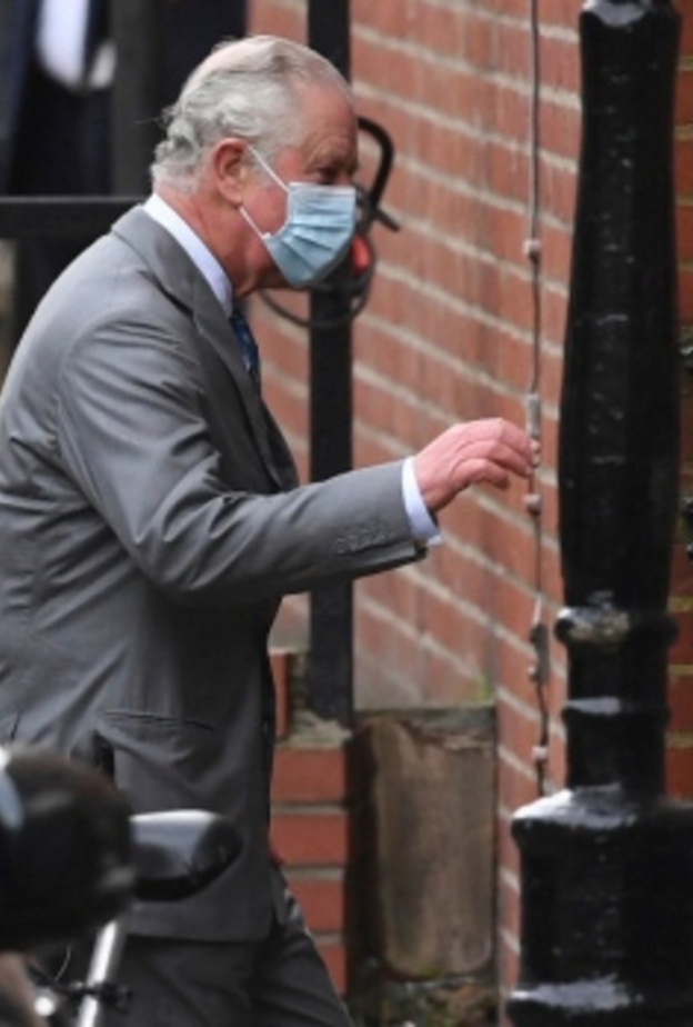  الأمير تشارلز يزور والده في المستشفى