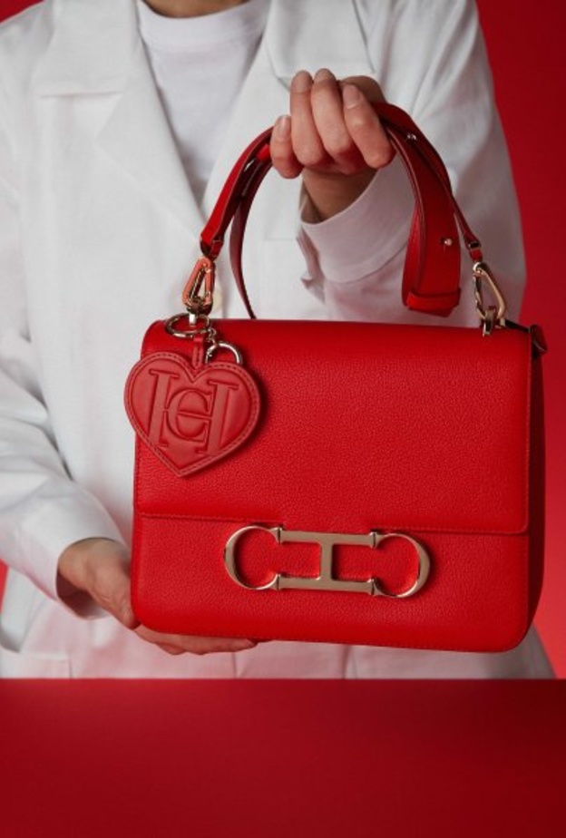 كارولينا هيريرا تتبرّع بسبعة ملايين دولار لمكافحة جائحة كوفيد-19