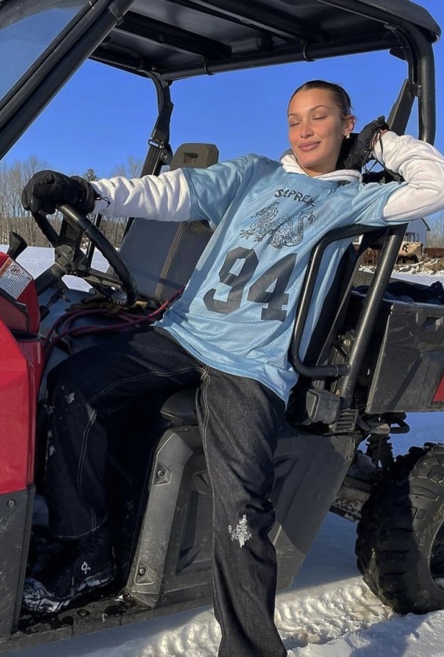 بيلا حديد تستمتع بأجواء الثلج والتزلج برفقة عائلتها