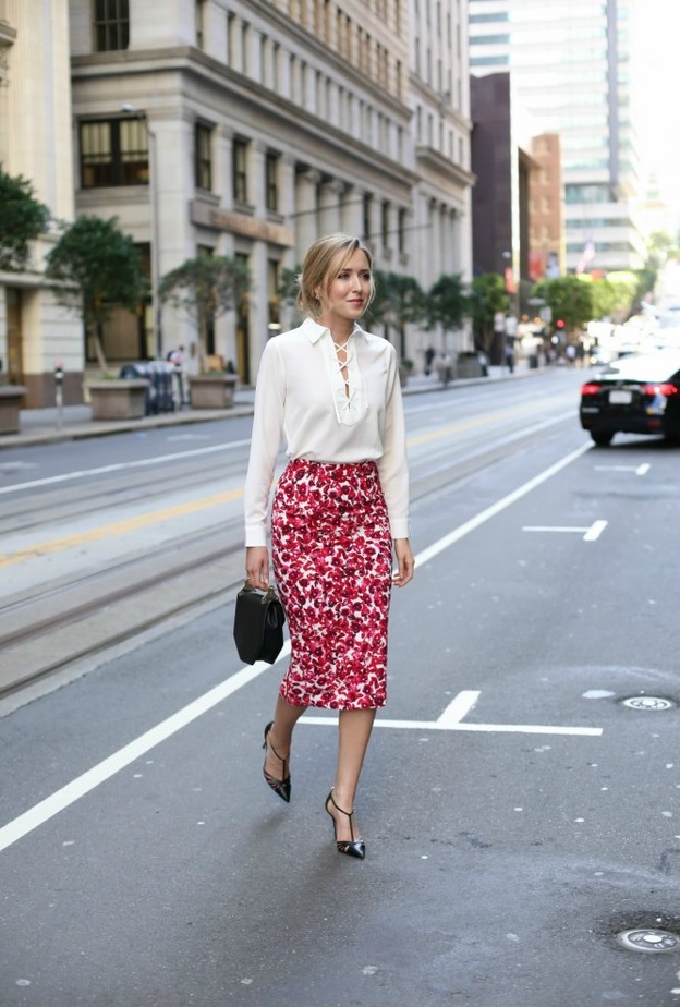 اعتمدي تنورة معرقة بالورود لاطلالة أنيقة للدوام