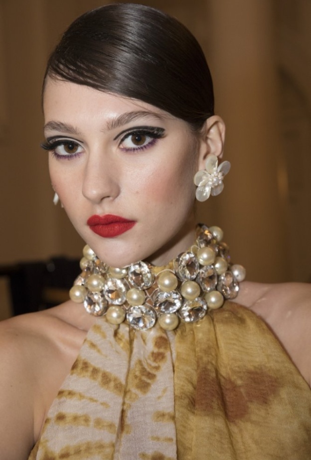 رسمات مكياج خريف 2021 مع الايلاينر الهندسي من دار Paul Costelloe