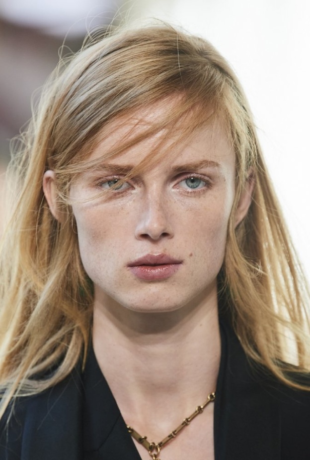 تسريحات شعر مع الغرة المبعثرة والجانبية لربيع 2021 من دار Ports 1961