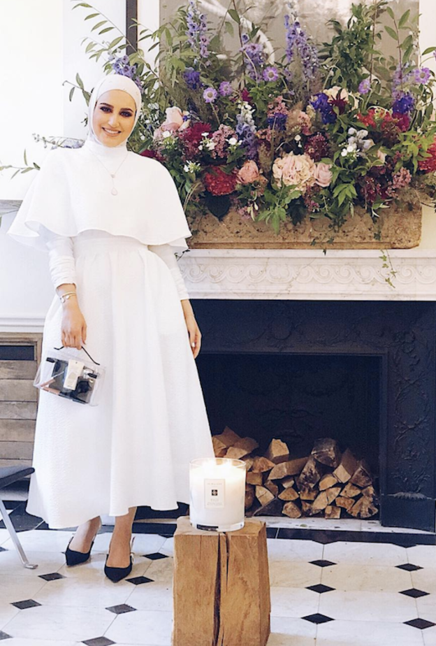 اختارت دلال الدوب اطلالة ناعمة في فستان باللون الابيض