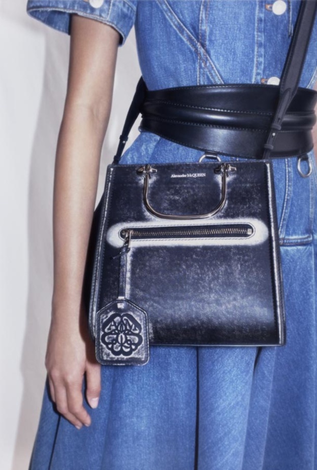حقائب Alexander McQueen لموسم ربيع  وصيف 2021 