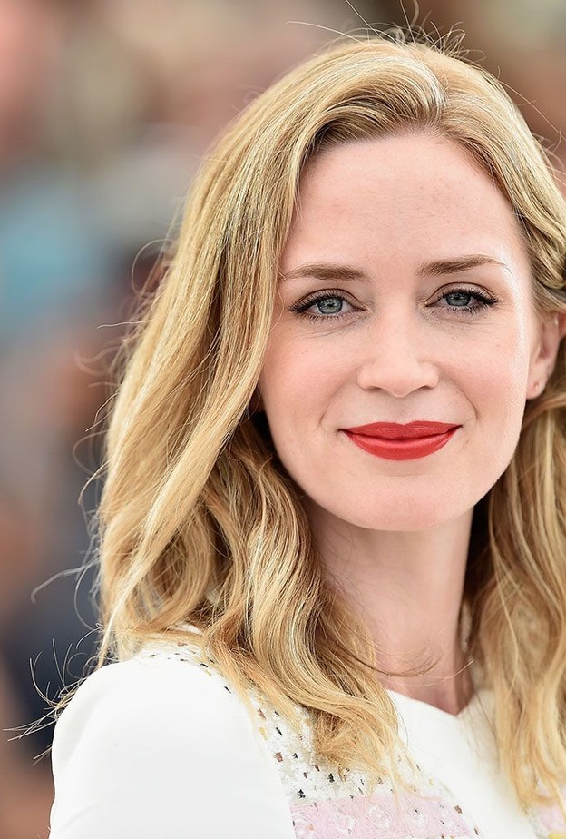 إميلي تعتمد ألوان أحمر الشفاه المنوعة