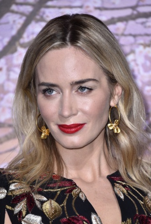 أقراط إميلي بلنت من علامة لورين شوارتز