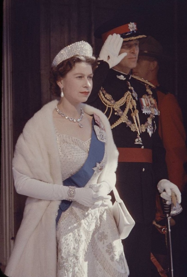 تعرفوا على قصة سوار زواج إدنبره التي أهداها الأمير فيليب لزوجته الملكة