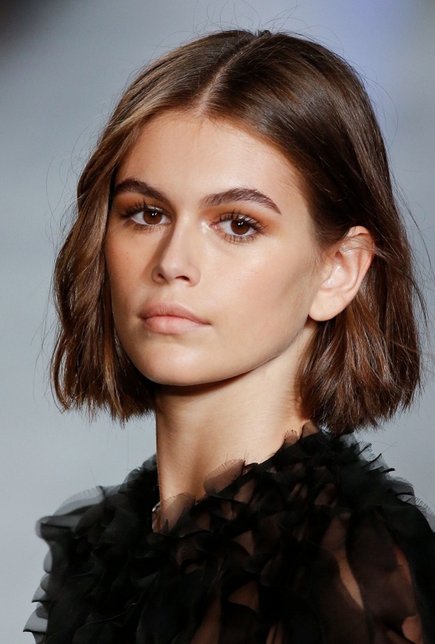 قصات للشعر القصير والكاريه من اطلالة Kaia Gerber 2021