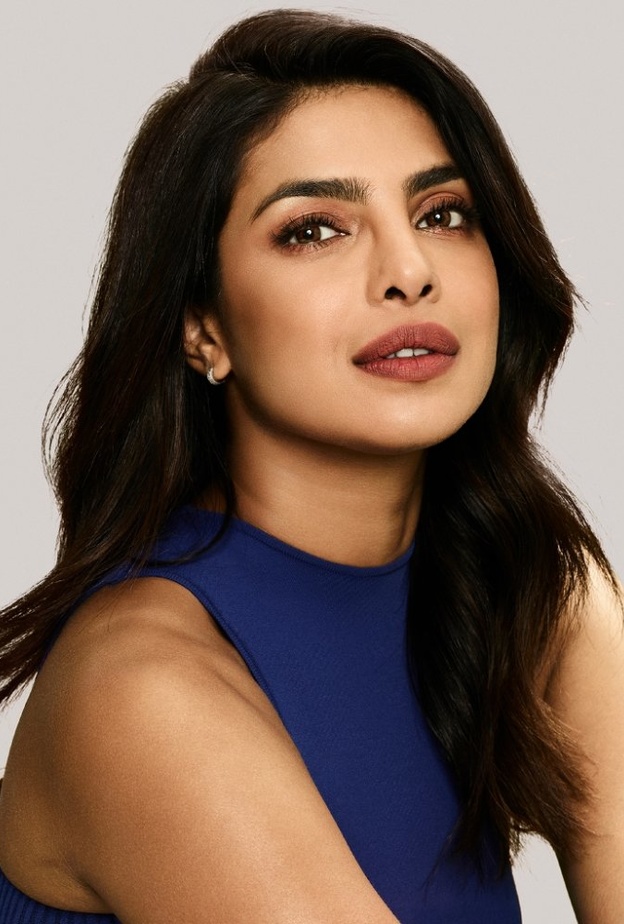 مكياج ترابي مات يناسب البشرة السمراء بأسلوب بريانكا شوبرا