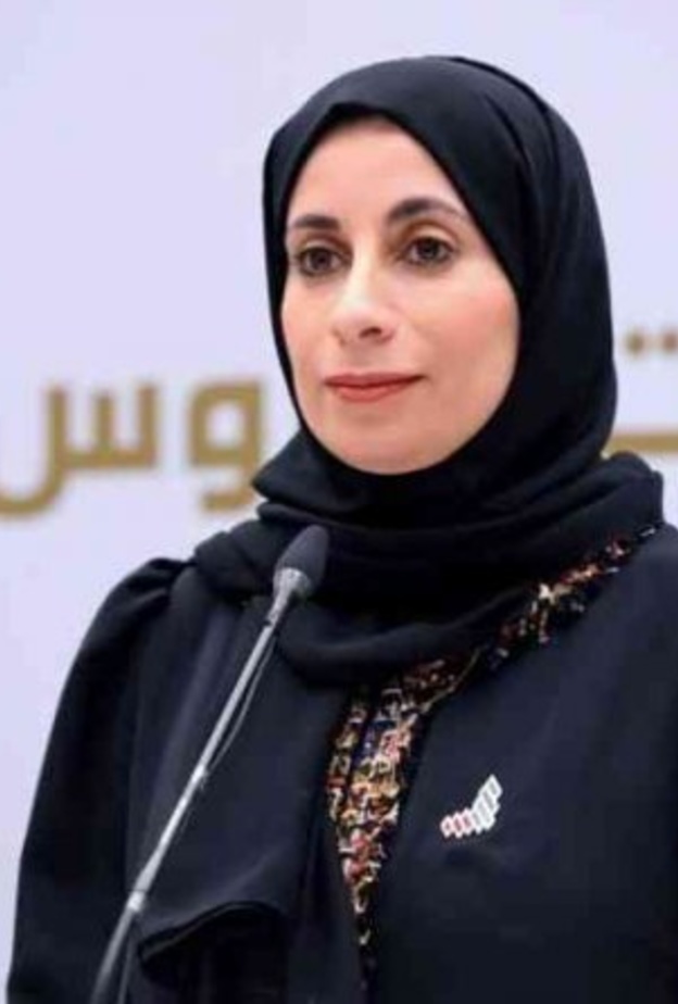 الطبيبة عائشة مصبح المعمري مع صاحب السمو الشيخ محمد بن زايد آلِ نهيان ولي عهد ابوظبي
