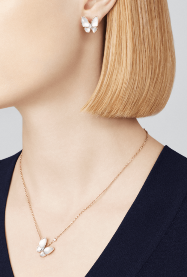 أجمل تصاميم سلاسل ذهب لإطلالة ناعمة من دور المجوهرات العالمية