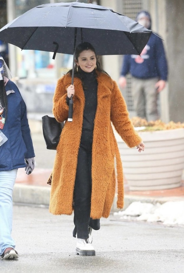 سيلينا غوميز متجهة إلى موقع تصوير فيلمها الجديد في مدينة نيويورك