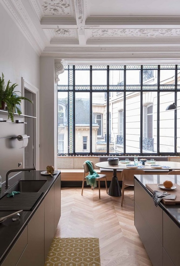  مطبخ مودرن بنافذة واسعة وإضاءة طبيعية