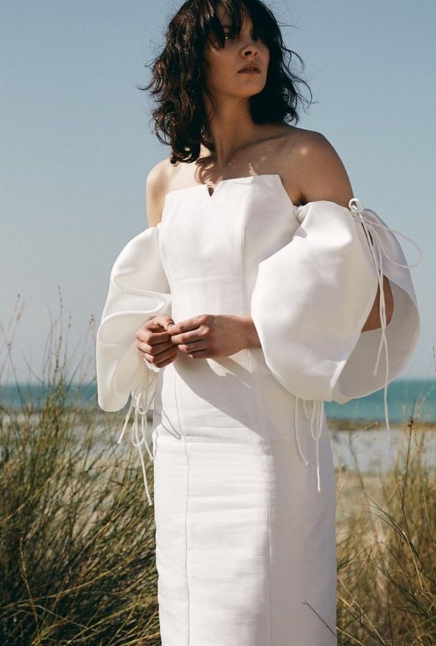 فستان من علامة بزة الزومان