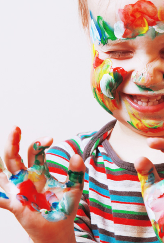 السن المناسب لتعليم الطفل الألوان