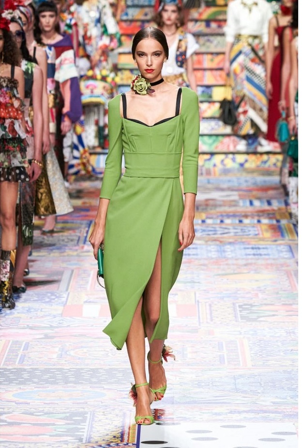 التنورة الميدي باللون الأخضر والقصة الجذابة من Brandon Maxwell