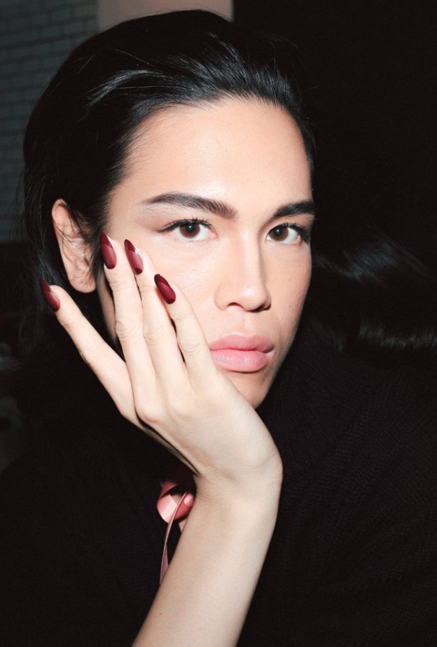 الوان مناكير شتاء 2021 مخملية وهندسية من دار Prabal Gurung