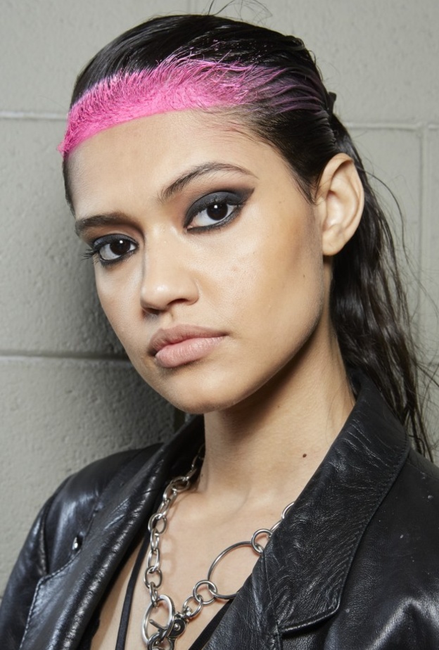 احتفال يوم المرأة العالمي بالمكياج السموكي