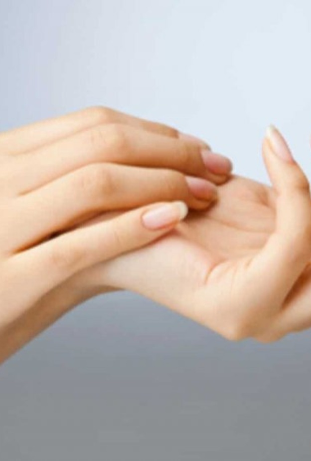 طرق طبيعية لتبييض أسفل الأظافر من الاصفرار