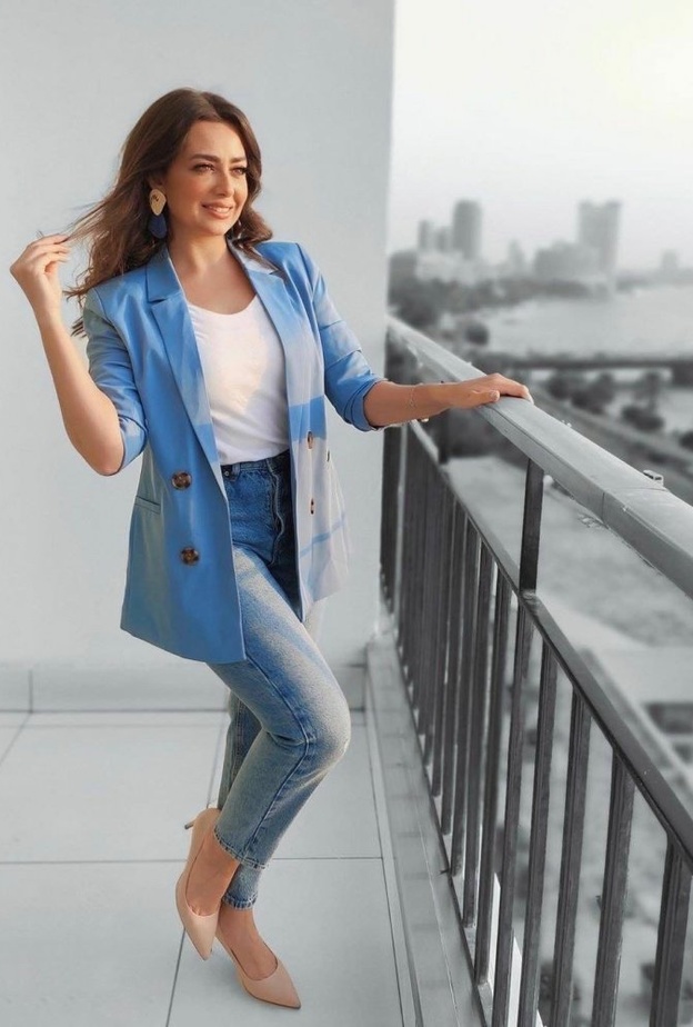  نسقت هبة مجدي بليزر ازرق مع بنطلون جينز