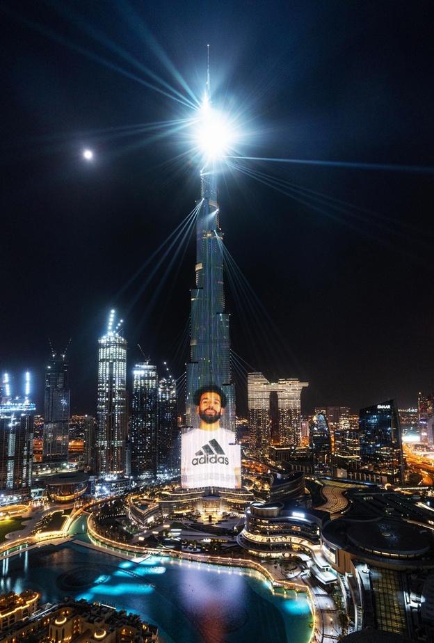 محمد صلاح في أطول برج في العالم بمناسبة افتتاح متجر أديداس الجديد