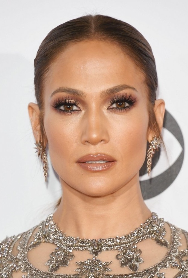 إطلالات مكياج جذابة تناسب السمراوات مستوحاة من النجمات العالميات