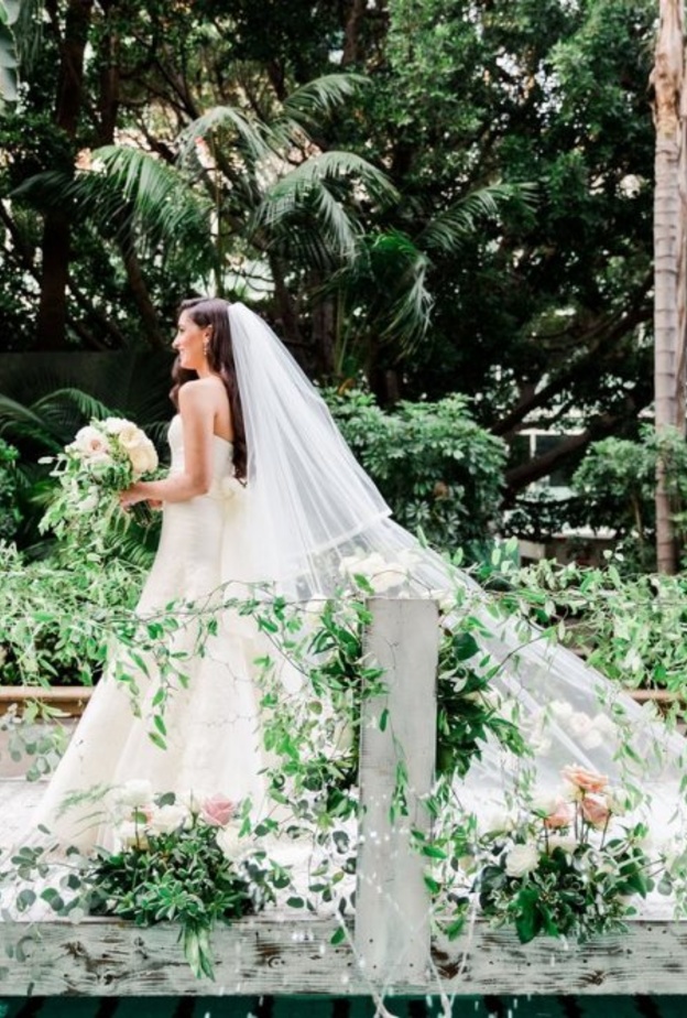 زيني ممر العروس في حفل الزفاف بالنباتات الزهرية أو بتلات الزهور