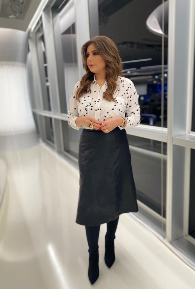  اعتمدت سارة دندراوي تنسيق في التنورة السوداء مع القميص الابيض