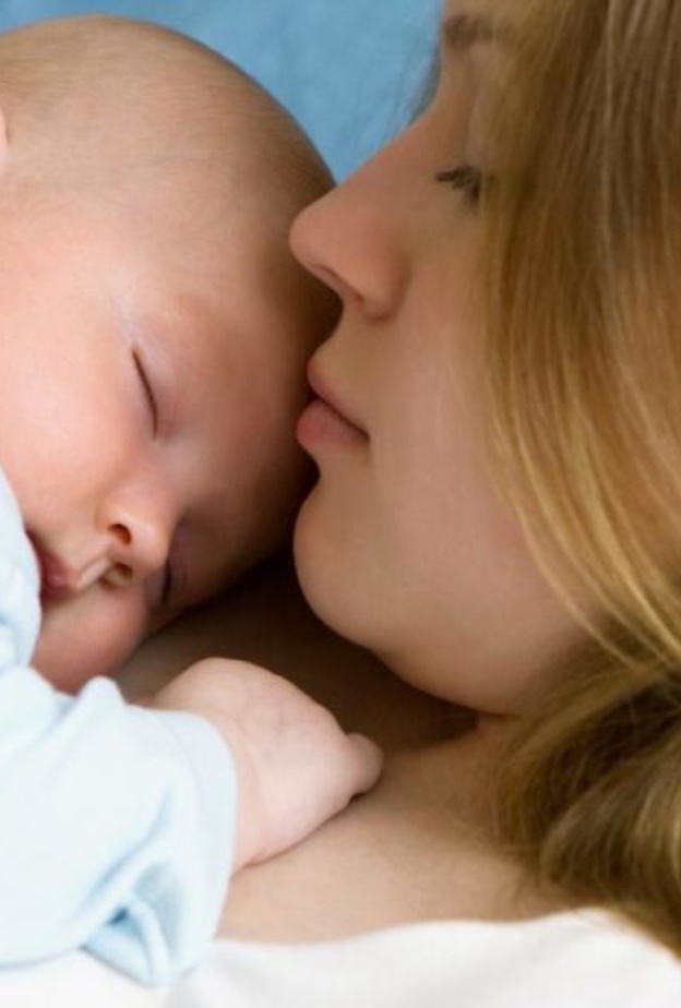 ما هي الأسباب الشائعة لآلام البطن بعد الولادة