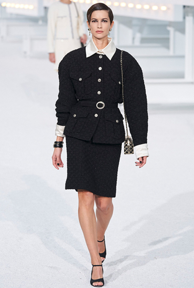 ازياء للدوام مع التنانير المريحة والسوداء من دار Chanel