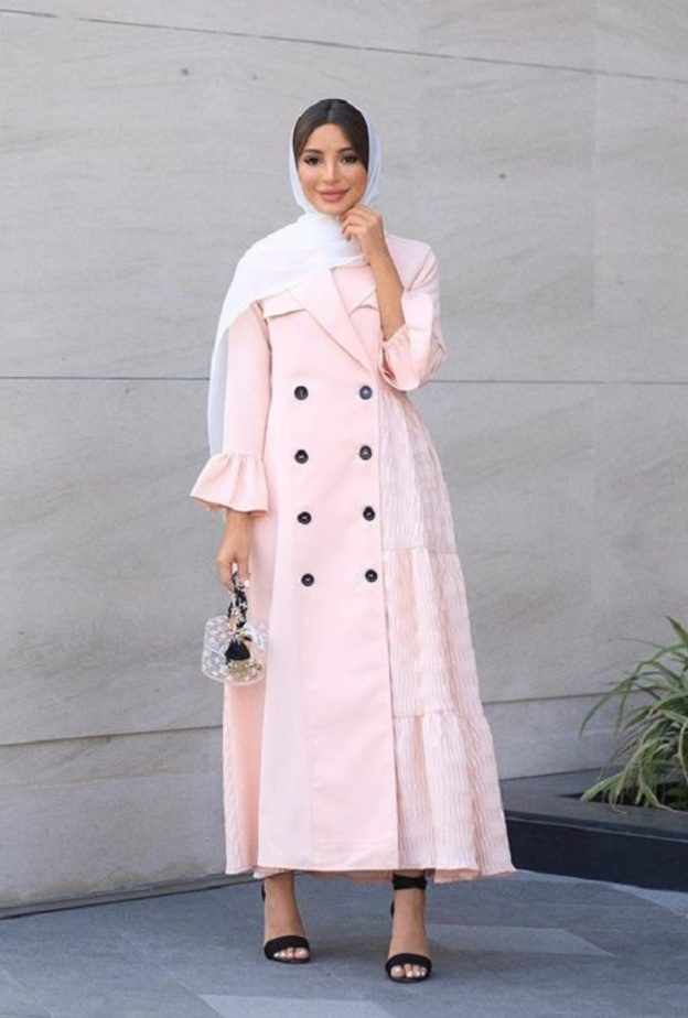 ازياء للعروس خلال شهر العسل باللون الزهري