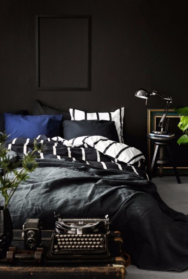 غرفة نوم مودرن بديكور فريد ولون أسود مميز