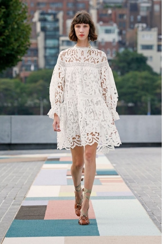 الأبيض المرهف بفستان ماكسي جذاب من تصميم Alberta Ferretti   