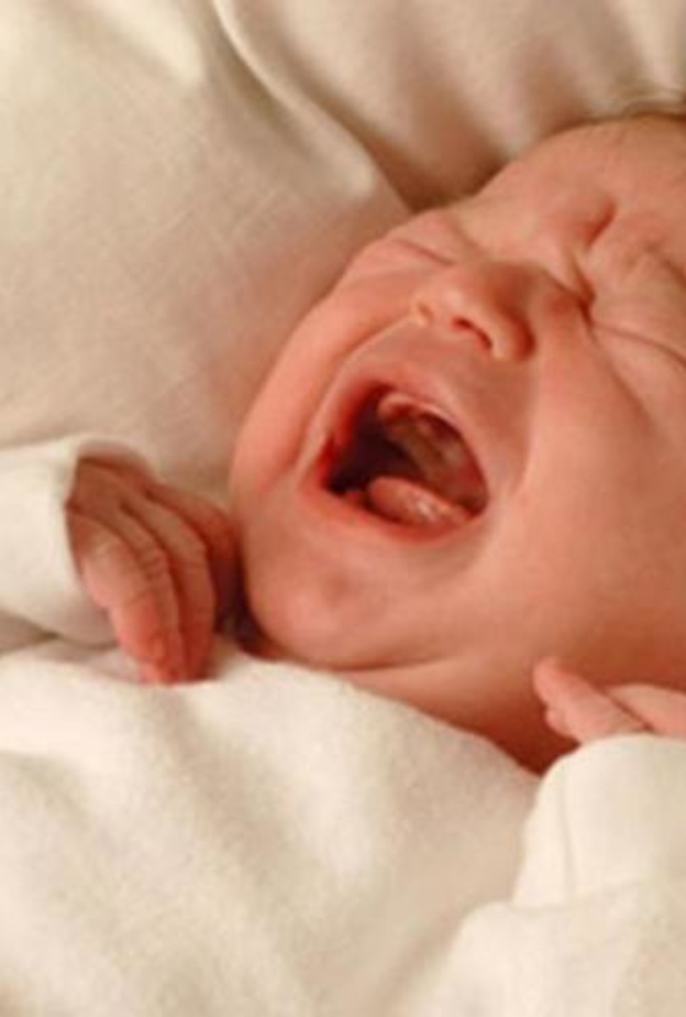 أسباب كثرة بكاء الطفل الرضيع أثناء النومر