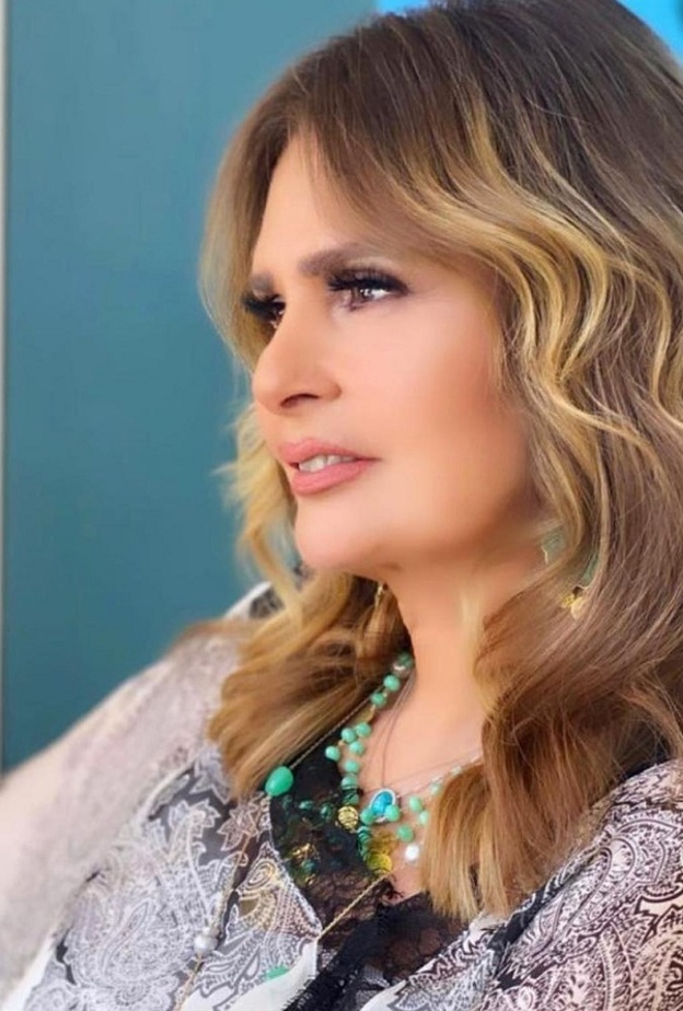 تسريحات شعر ويفي منسدل  مستوحاة من الفنانة يسرا