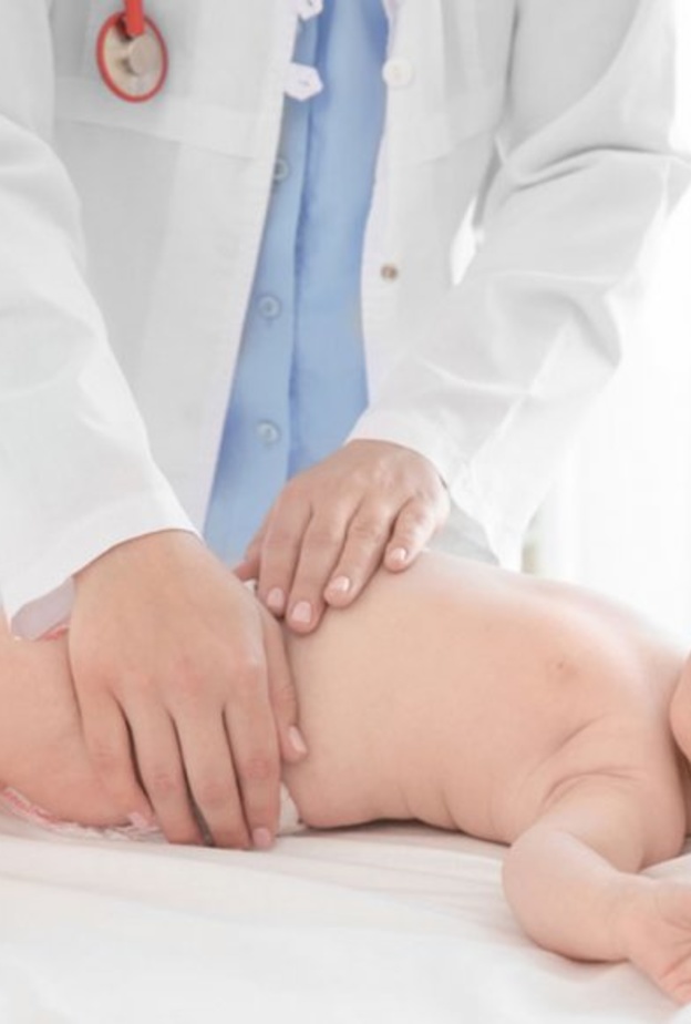 ما هي أسباب الفتق السري عند الرضع وما هي الأعراض