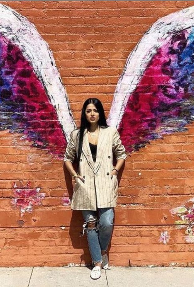 أطلّت بالبليزر الطويل بنقشة المقلّم مع البنطلون الدنيم