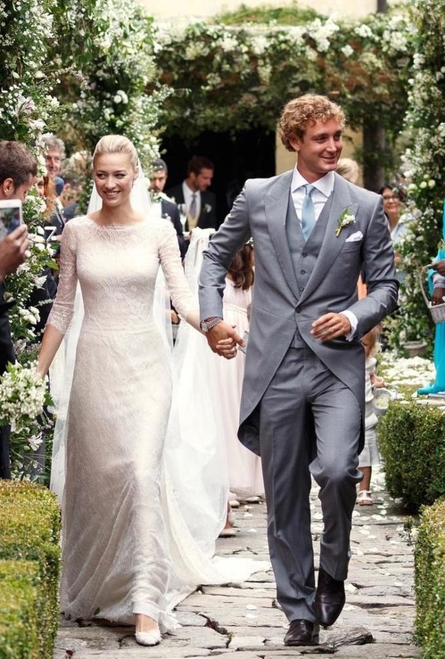 بياتريس بوروميو فستان زفاف مبهر باللون العاجي صنع خصيصا من أجلها