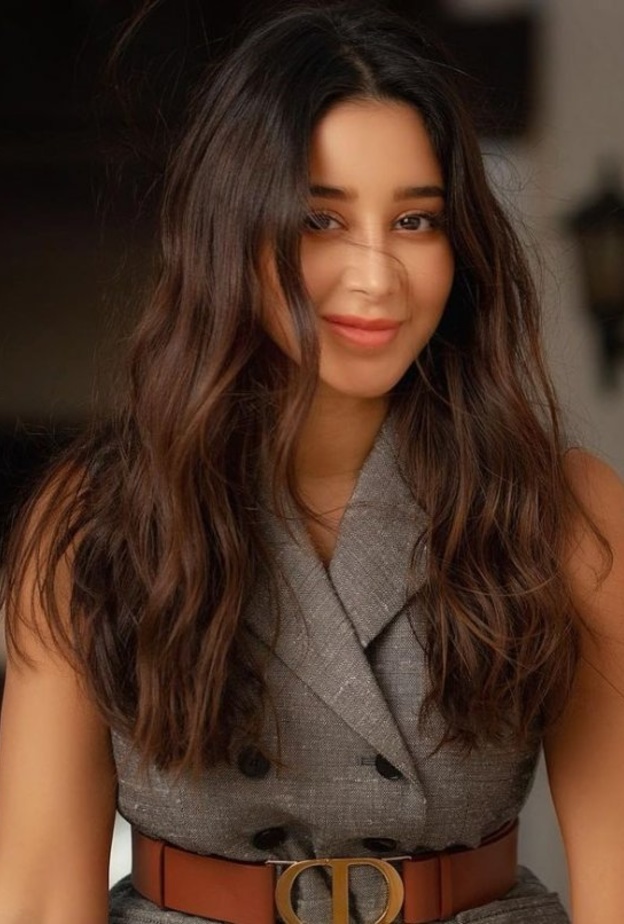 تسريحة الشعر الويفي مستوحاة من أسيل عمران