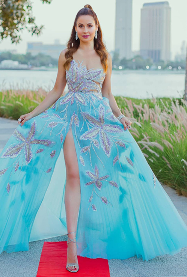 اطلالة ريا أبي راشد بالفستان الازرق الفاتح