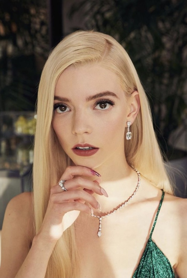 آنيا تايلور جوي تستمتع بأحجار الألماس من تيفاني اند كو في إطلالتها في Golden Globes 2021