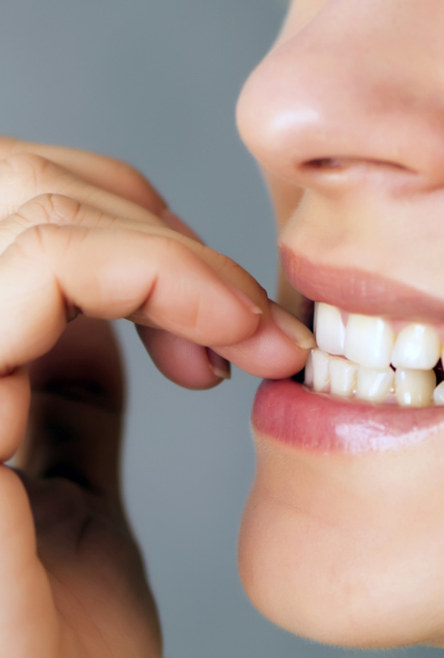 قضم الأظافر ترافقنا منذ الصغر بسبب القلق والتوتر