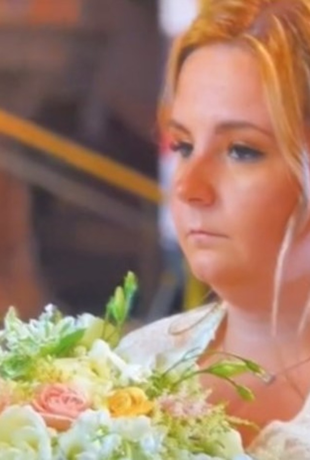 عريس وأهله يتجنبون العروس في صور الزفاف